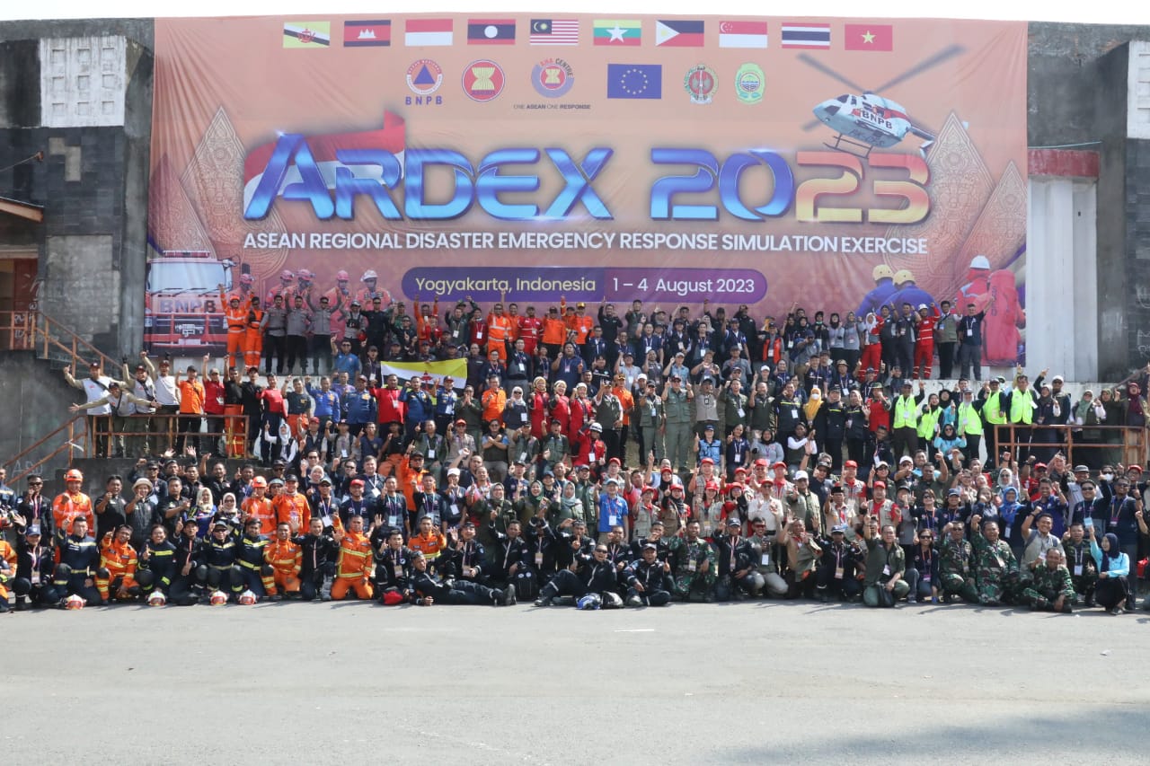 Suasana foto bersama para pelaku dan peserta setelah Simulasi Penanganan Gempabumi pada ASEAN Regional Disaster Response Simulation Exercise (ARDEX) 2023 di Stadion Sultan Agung, Kabupaten Bantul, Daerah Istimewa Yogyakarta, pada Kamis (3/8)
